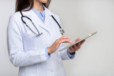 Tanınmayan Doktor Beyaz Üzerinde Dijital Tablet Kullanarak
