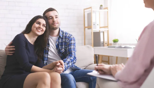 Cheerful spouses bonding at consultation with psychologist — Stock Photo, Image