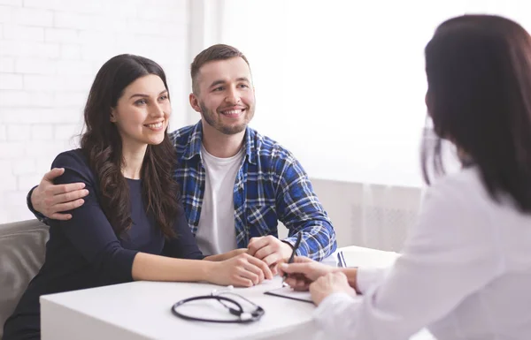 Jeune couple chez le médecin rendez-vous à la clinique — Photo