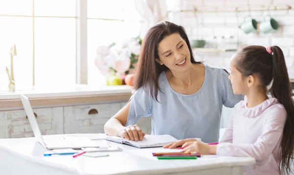 Lachende moeder en dochter tijd samen doorbrengen thuis — Stockfoto