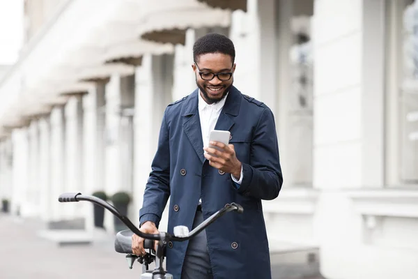 Bom trabalho. Homem mensagens de texto no telefone, de pé com bicicleta — Fotografia de Stock
