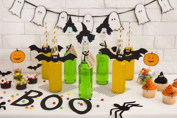 Halloweenfest på kontoret med fräscha giftiga cocktails och dekorationer — Stockfoto