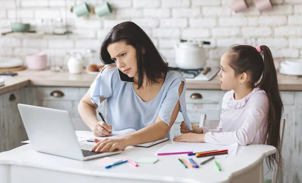 Niña tratando de llamar la atención de las madres mientras trabaja — Foto de Stock