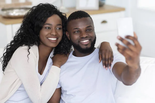 Heureux couple noir prenant selfie avec smartphone à la maison — Photo