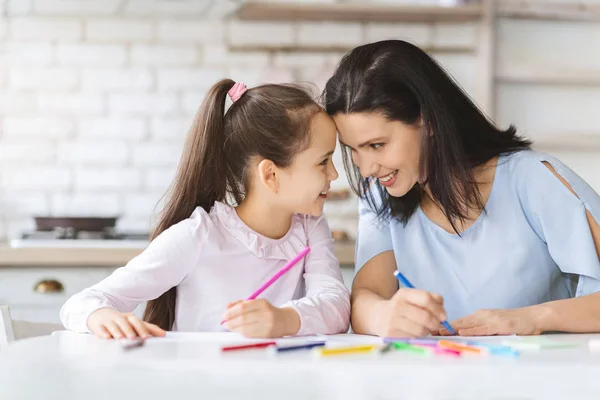 Süßes kleines Mädchen, das sich mit ihrer Mutter verbindet, Stirn berührt — Stockfoto