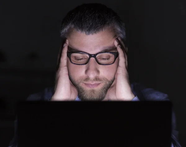 Zavření koncentrovaného muže analizace informací na laptopu — Stock fotografie