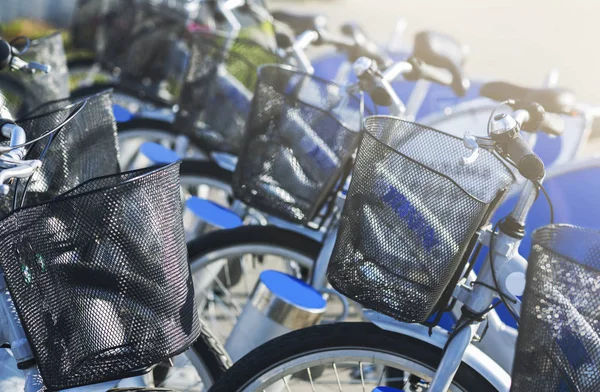 Servizio noleggio biciclette, concetto di trasporto urbano ecologico — Foto Stock
