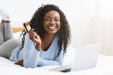 Neşeli kadın evden online alışveriş yapma