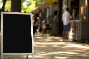 Tebeşir yazmak için boş siyah alan ile siyah standı yakın