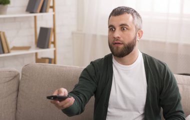 Hafta sonu evde televizyon izleyen sürpriz adam