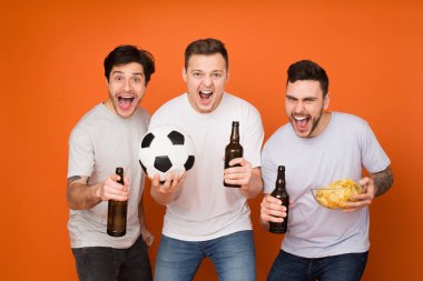 Heyecanlı futbol taraftarları bira ve aperatifler ile maç izliyor