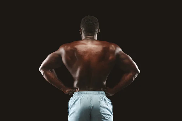 Africano fisiculturista americano demonstrando atlético costas trapézio — Fotografia de Stock