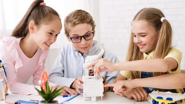 Alumnos creando robots juntos en clase de vástago — Foto de Stock