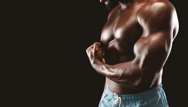 Imagen recortada del culturista negro demostrando la fuerza de su brazo — Foto de Stock