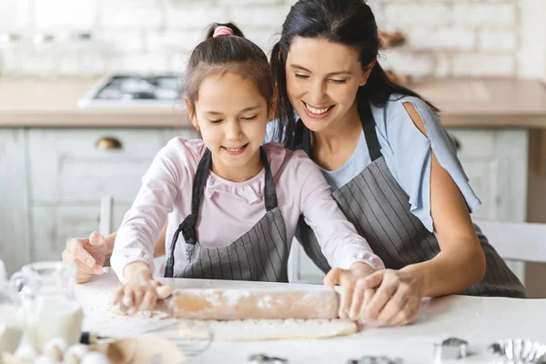 Glückliche Familie rollt gemeinsam den Teig für Kuchen aus — Stockfoto