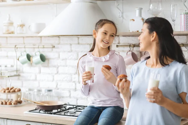 Mãe feliz e filha fazendo lanches na cozinha juntos — Fotografia de Stock