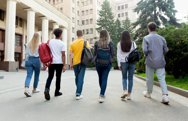 Students walking together outdoors after studies in campus — Stock Photo, Image