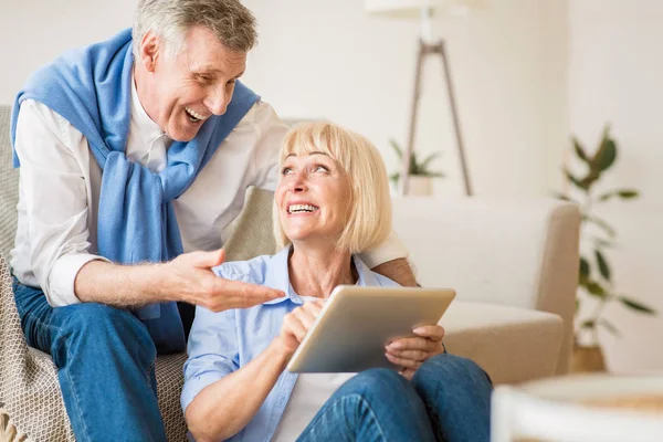 Online winkelen. Gelukkige ouderen paar met behulp van Tablet — Stockfoto