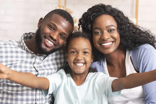 Menina bonito tomando selfie com sua mãe e pai — Fotografia de Stock