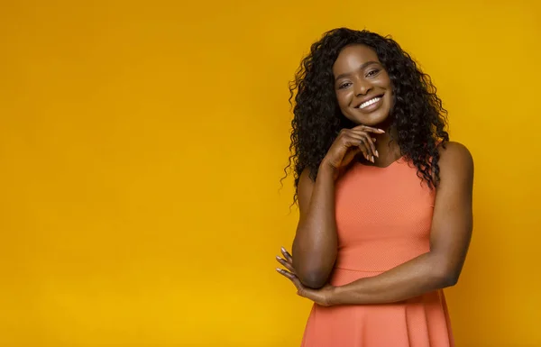 Tímida mulher africana sorrindo tocando seu pescoço — Fotografia de Stock