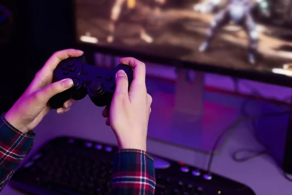 Spieler spielt Videospiel, hält Steuerknüppel, freier Raum — Stockfoto