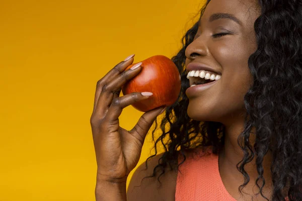 Elmasının tadını çıkaran genç bayanın yakın portresi — Stok fotoğraf