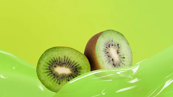 Frische Kiwi mit Saft auf grünem Hintergrund — Stockfoto