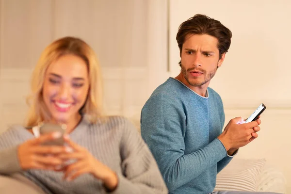 Manžel si všiml manželky na mobilu v telefonu podezření na nevěru doma — Stock fotografie