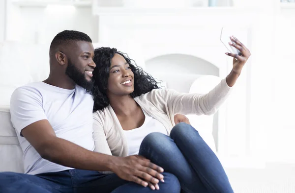 ソーシャルメディアに投稿するために自己写真を撮るアフリカ系アメリカ人のカップル — ストック写真