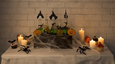 Masada kağıt örümcekler ile web içinde Cadılar kokteyller