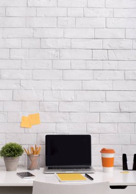 malzemeleri ile modern masaüstünde siyah ekranlı dizüstü bilgisayar