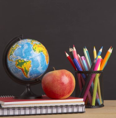Öğle yemeği, defter ve kalem için taze elma kapatın
