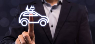 Sanal ekranda Ev araba düğmesini seçen işadamı