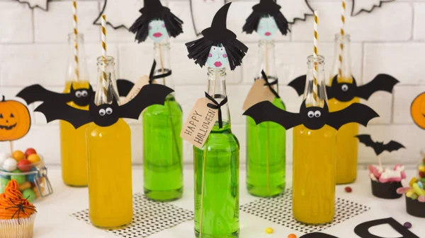 Halloween tasty cocktails with bets on table over bricks wall — Stock Photo, Image