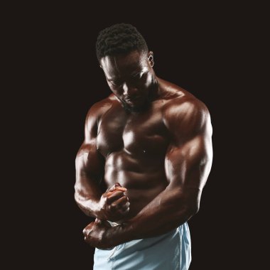 Siyah fitness modeli portre yan göğüs poz gösteren