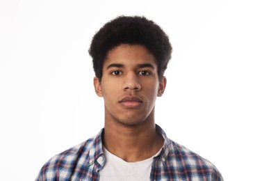 Kameraya bakan ciddi Afrikalı adamın portresi