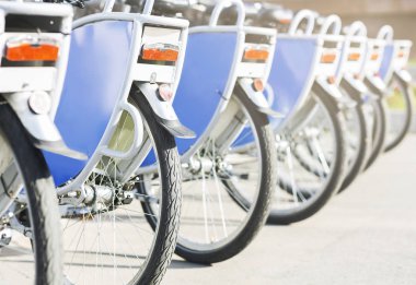 Bisiklet servisini paylaşmak. Açık havada kiralık yeni bisikletler