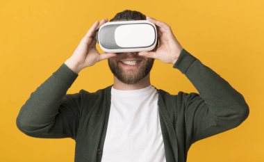 Vr gözlük ile deneyimlerini nmutlu adam