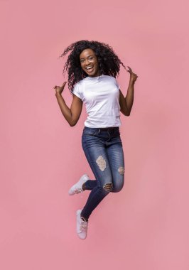 Afrikalı Amerikalı neşeli bayan atlama ve barış gesturing