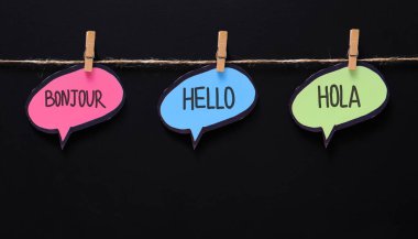 Üç dilde İngilizce okul reklam afişi