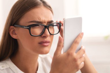 Kız Gözlük ile Cep Telefonu Bakıyor Kapalı Görme Sorunu olan