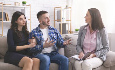 Genç çift özenli profesyonel psikolog konuşuyor