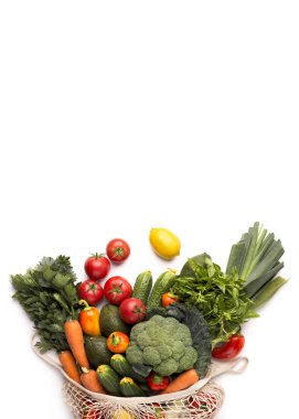 Taze ve organik sebzelerle dolu yeniden kullanılabilir alışveriş çantası