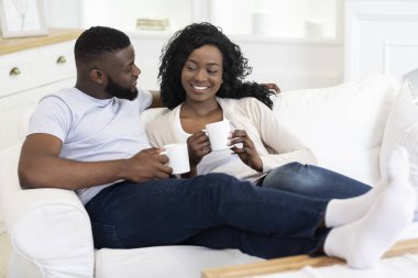 Afro-Amerikan Çift Kahve Fincan ile Evde Rahatlatıcı