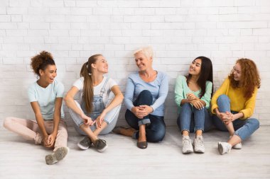 Çok ırklı Kadınlar Birbirlerine Gülümsüyor Lar Yerde Kapalı Oturuyorlar