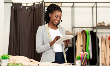 Afro Moda Tasarımcısı Dressmaking Studio Tablet Tarama İnternet kullanma