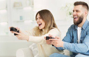 Joysticks tarafından online video oyunları oynarken joyful çift