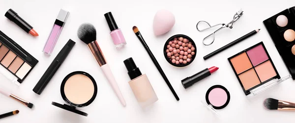 Set of cosmetic products for makeup with natural brushes — Stock Photo, Image