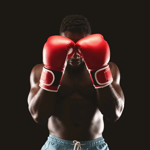 Retrato de boxeador profissional mostrando pose de defesa — Fotografia de Stock