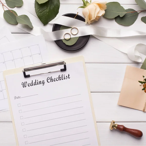 Hochzeit Checkliste und Accessoires auf weißem Holzhintergrund — Stockfoto